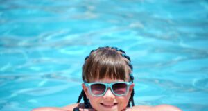 Kind im Schwimmbad