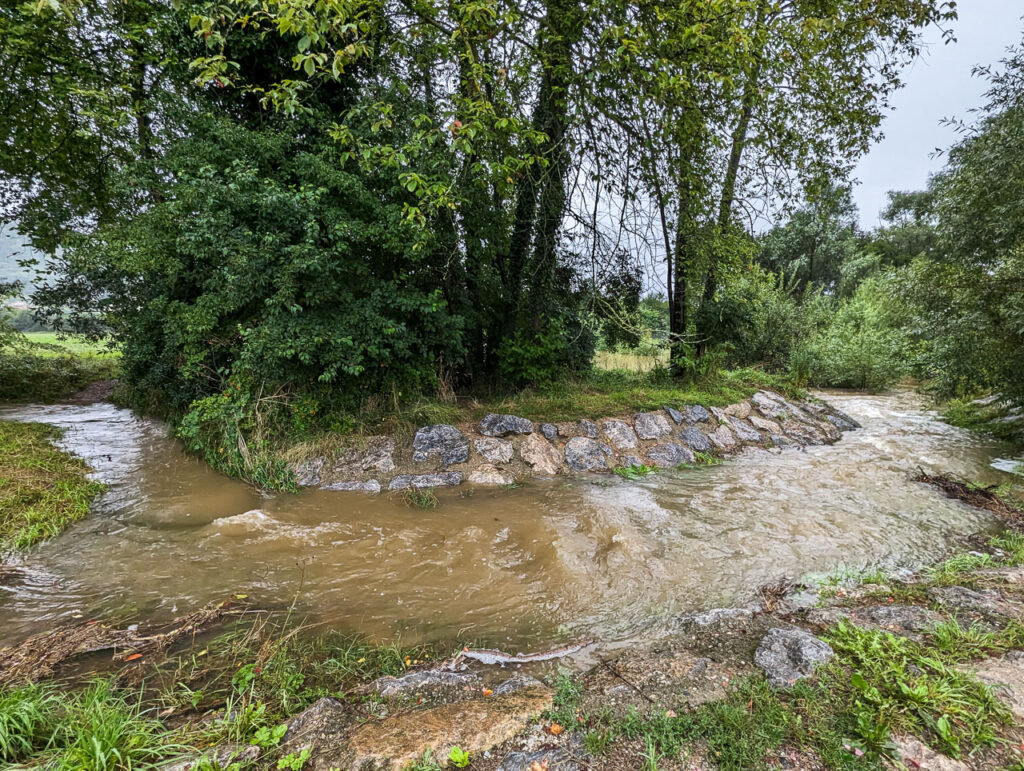 Bründelbach fließt in das Rückhaltebecken Bründelgasse