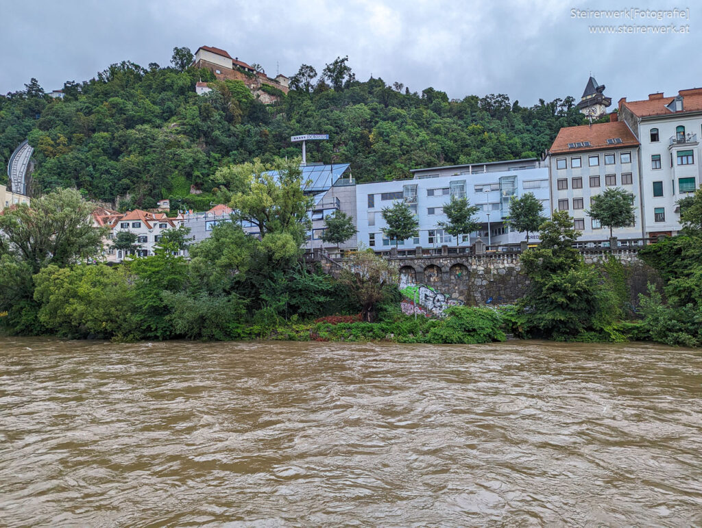 Hochwasser führende Mur in Graz