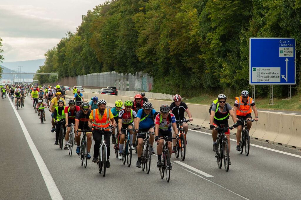 Radfahrer und Inline Skater auf der Autobahn