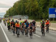 Radfahrer und Inline Skater auf der Autobahn