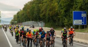 Radfahrer und Inline Skater auf der Autobahn