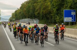 Radfahrer und Inline Skater auf der Autobahn