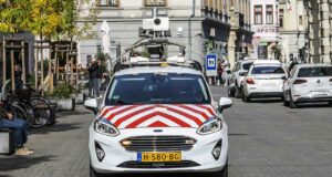 Auto mit Kamera am Dach