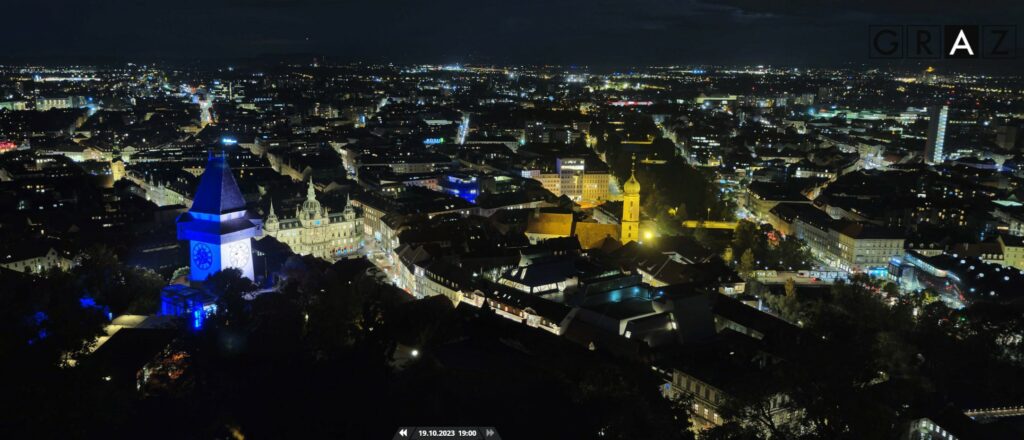 Uhrturm in Israel Farben beleuchtet