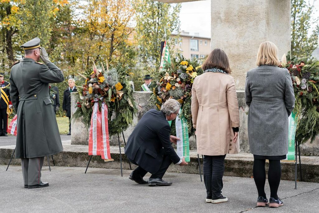 Kranzniederlegung auf dem Zentralfriedhof in Graz.