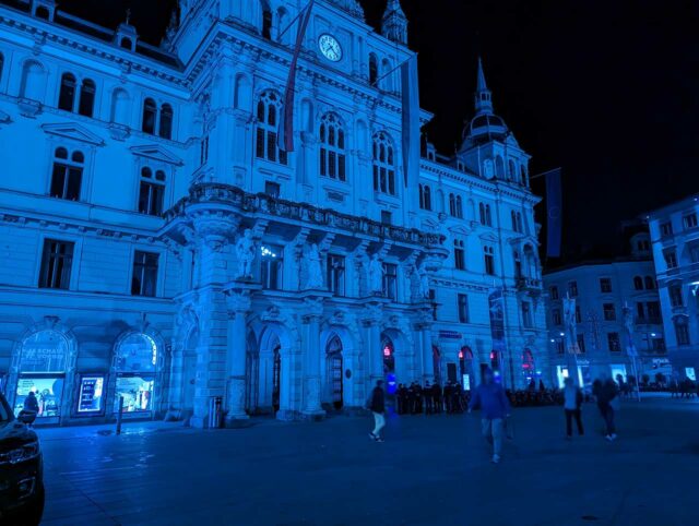 Rathaus vor Polizei