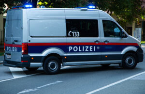 Nach Unfall in Straßgang: Lenker montiert Kennzeichen ab und flüchtet Polizeiauto Verkehrsabteilung