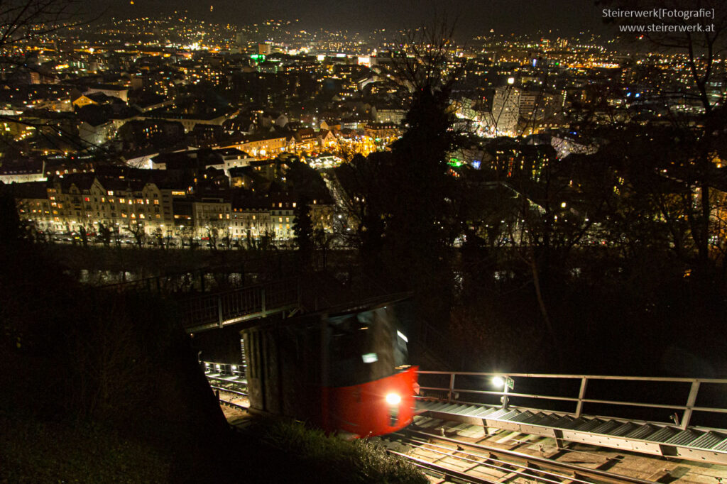 Schlossbergbahn in der Nacht