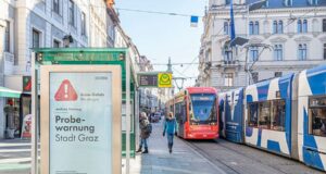 Warnung in Graz auf Ankünder Tafeln