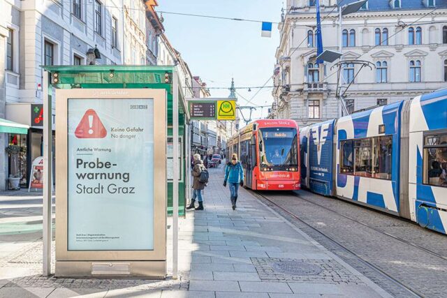 Warnung in Graz auf Ankünder Tafeln