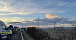 Autos werden von der A9 auf Acker geschleudert