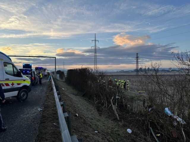 Autos werden von der A9 auf Acker geschleudert