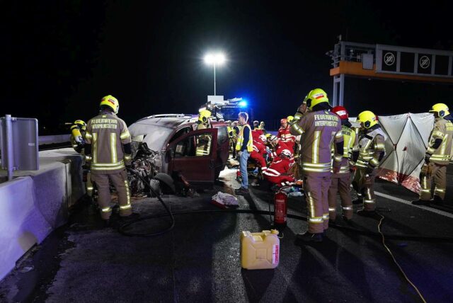 Unfall Auto Bus auf der A2 beim Knoten West