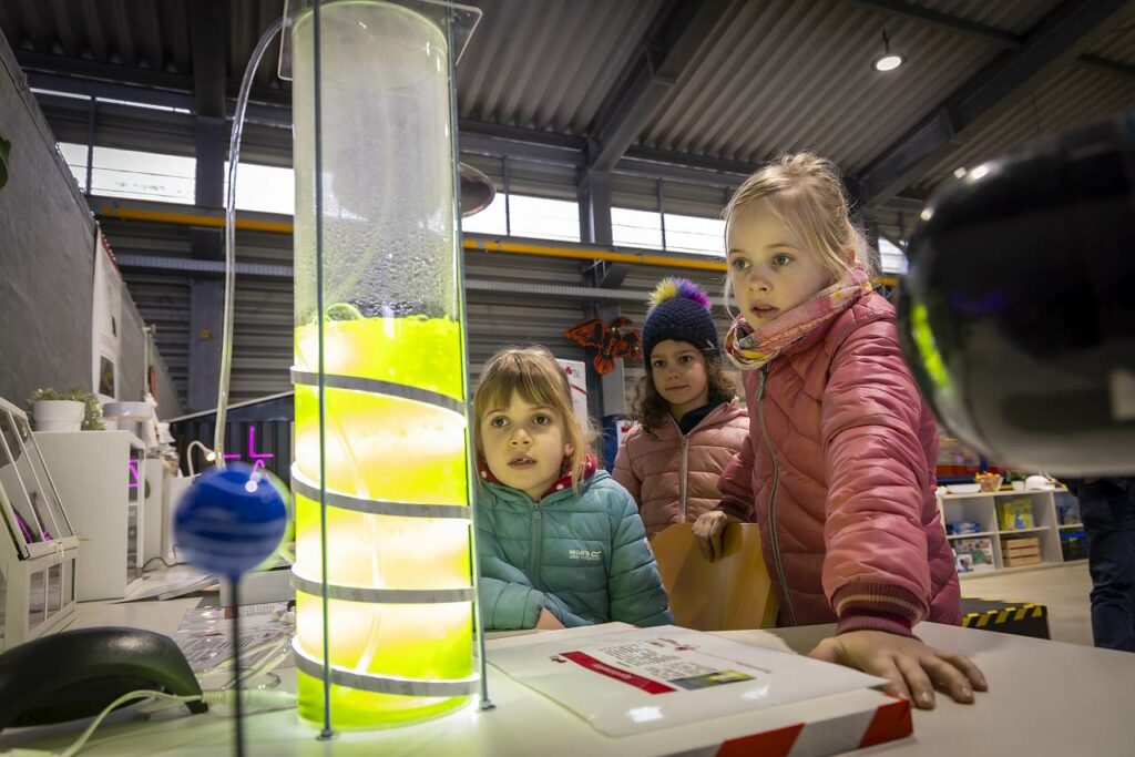 Faszinierte Kinder im MINTK Freilabor