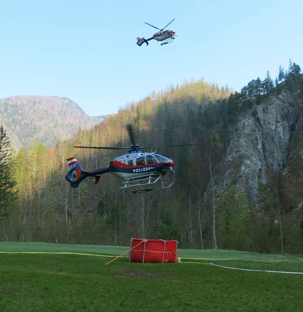 Polizeihubschrauber holen Wasser für den Löscheinsatz