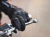 Alkolenker übersieht Motorradfahrer: 18-Jähriger bei Kollision verletzt Biker am Motorrad
