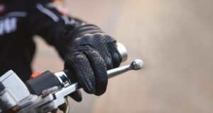 Biker am Motorrad