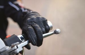 Alkolenker übersieht Motorradfahrer: 18-Jähriger bei Kollision verletzt Biker am Motorrad
