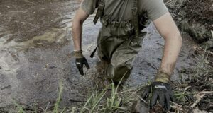 Bundesheer Soldat im Schlamm