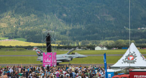 Airpower 2024 Besucher grüßen Eurofighter Pilot