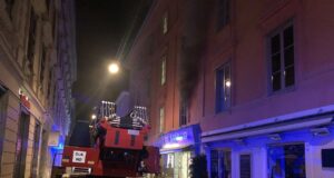 Feuerwehr löscht Zimmerbrand in der Innenstadt