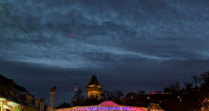 Weihnacht am Karmeliterplatz mit Blick auf Uhrturm