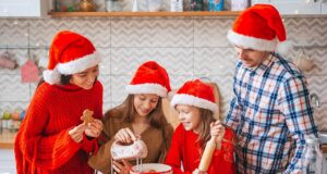 Familie bäckt für Weihnachten
