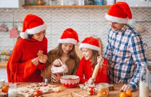 Beliebteste Weihnachtskekse 2025: Vanillekipferl, Linzer Augen im Ranking Familie bäckt für Weihnachten