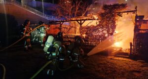 Gartenhütte in Brand