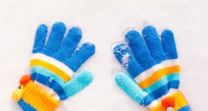 Kinderhandschuhe im Schnee