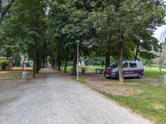 Angriff am Lendplatz: 40-Jähriger wehrt Glasflaschen-Attacke mit Stuhl ab Polizei im Volksgarten Graz
