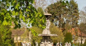Stadtparkbrunnen im Sommer