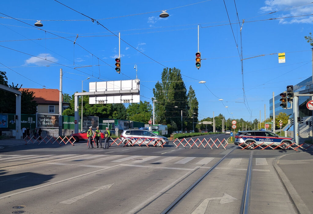 Polizei Absperrung vor dem Stadion