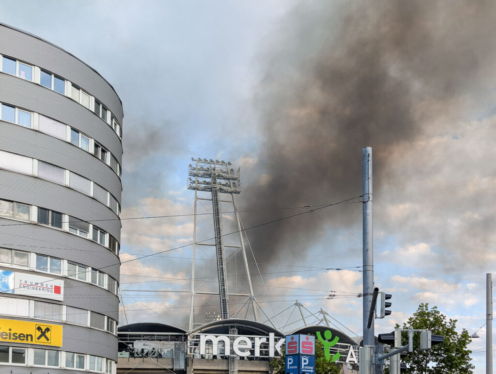 Schwarzer Rauch aus dem Stadion