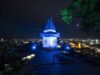 Uhrturm in blau beleuchtet