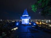 Uhrturm in blau beleuchtet