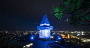 Uhrturm in blau beleuchtet