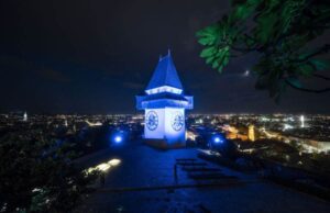 Uhrturm in blau beleuchtet