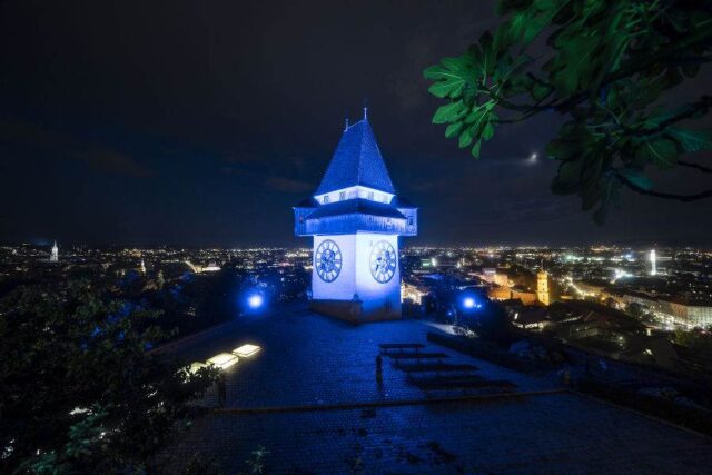 Uhrturm in blau beleuchtet