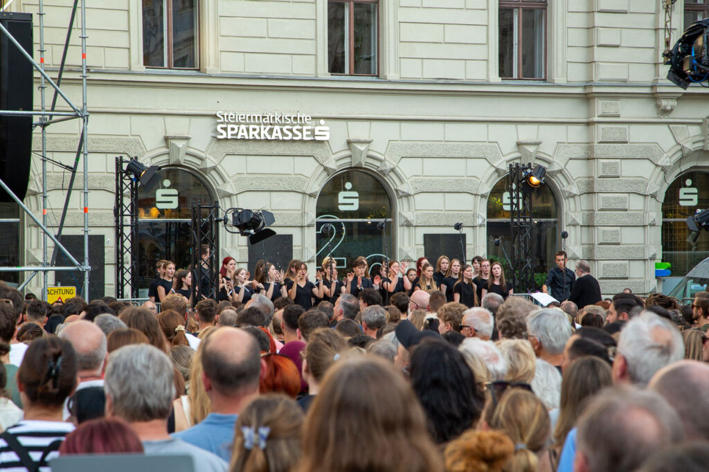 HIB Art Chor bei Gedenkfeier am Hauptplatz