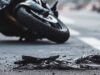 Motorrad liegt auf der Straße