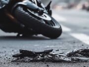Motorrad liegt auf der Straße