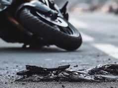 Motorrad liegt auf der Straße