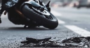 Motorrad liegt auf der Straße