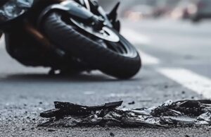 Motorrad liegt auf der Straße