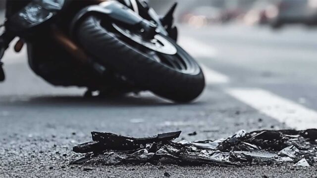 Motorrad liegt auf der Straße