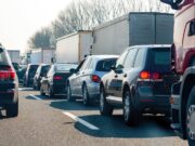 Autos und LKWS im Stau