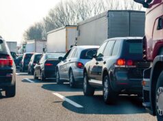 Autos und LKWS im Stau