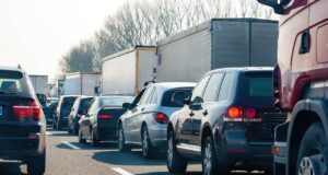 Autos und LKWS im Stau